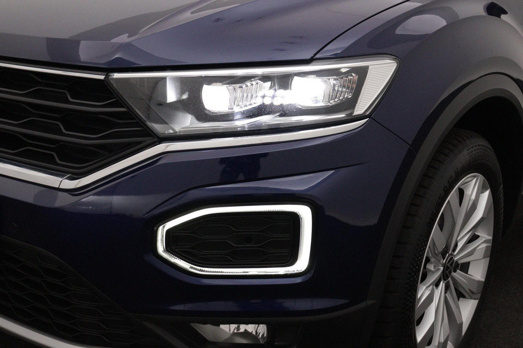 
Volkswagen T-Roc 1.5 TSI Sport Automaat (PANORAMADAK, DIGITALE COCKPIT, CAMERA, STOELVEWRARMING, 1e EIGENAAR, GOED ONDEROUDEN) vol									