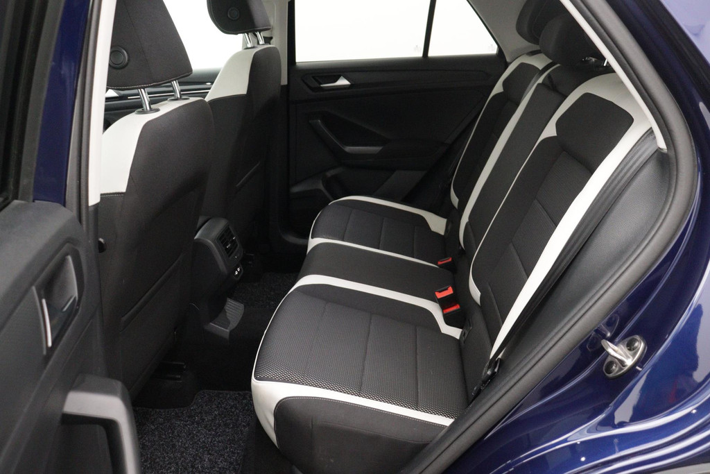 
Volkswagen T-Roc 1.5 TSI Sport Automaat (PANORAMADAK, DIGITALE COCKPIT, CAMERA, STOELVEWRARMING, 1e EIGENAAR, GOED ONDEROUDEN) vol									