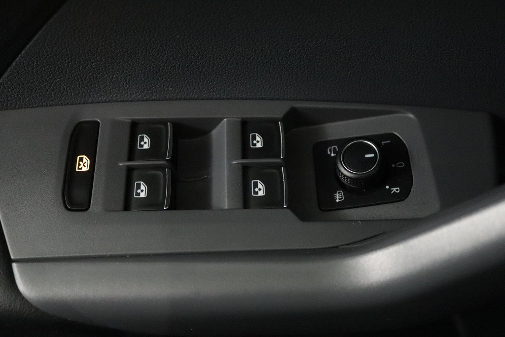 
Volkswagen T-Cross 1.0 TSI Style (ACHTERUITRIJCAMERA, NAVIGATIE, PARKEERSENSOREN, CRUISE ADAPTIEF, CARPLAY, GOED ONDERHOUDEN) vol									