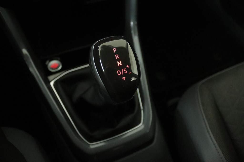 
Volkswagen T-Cross 1.0 TSI Style (ACHTERUITRIJCAMERA, NAVIGATIE, PARKEERSENSOREN, CRUISE ADAPTIEF, CARPLAY, GOED ONDERHOUDEN) vol									