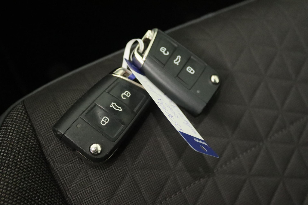 
Volkswagen T-Cross 1.0 TSI Style (ACHTERUITRIJCAMERA, NAVIGATIE, PARKEERSENSOREN, CRUISE ADAPTIEF, CARPLAY, GOED ONDERHOUDEN) vol									