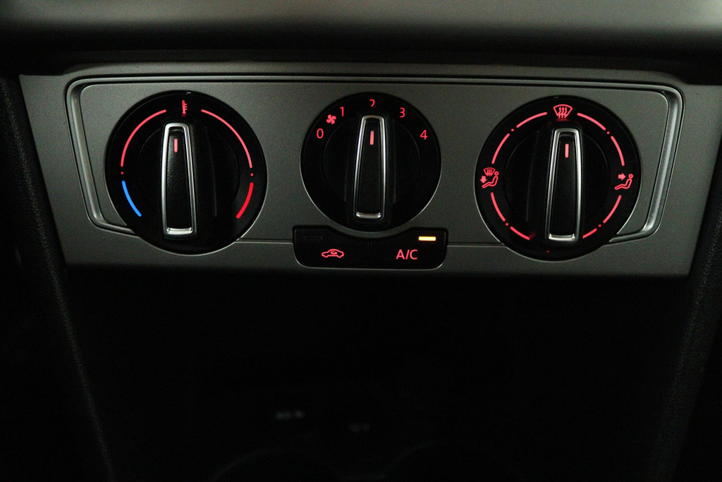 
Volkswagen Polo 1.0 BlueMotion (NAVIGATIE, CARPLAY, BLUETOOTH, AIRCO, CRUISE CONTROL, NL-AUTO, GOED ONDERHOUDEN) vol									