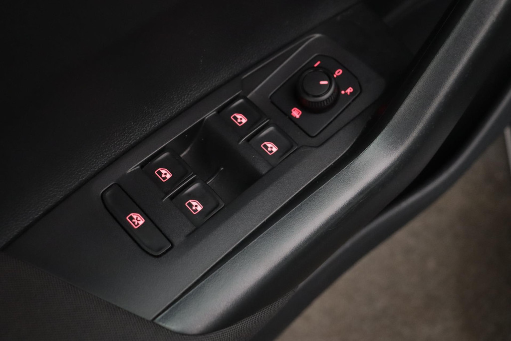 
Volkswagen Polo 1.0 TSI Comfortline Business (NAVIGATIE, CARPLAY, CLIMA, PARKEERSENSOREN, CRUISE, 1e EIGENAAR, GOED ONDERHOUDEN) vol									