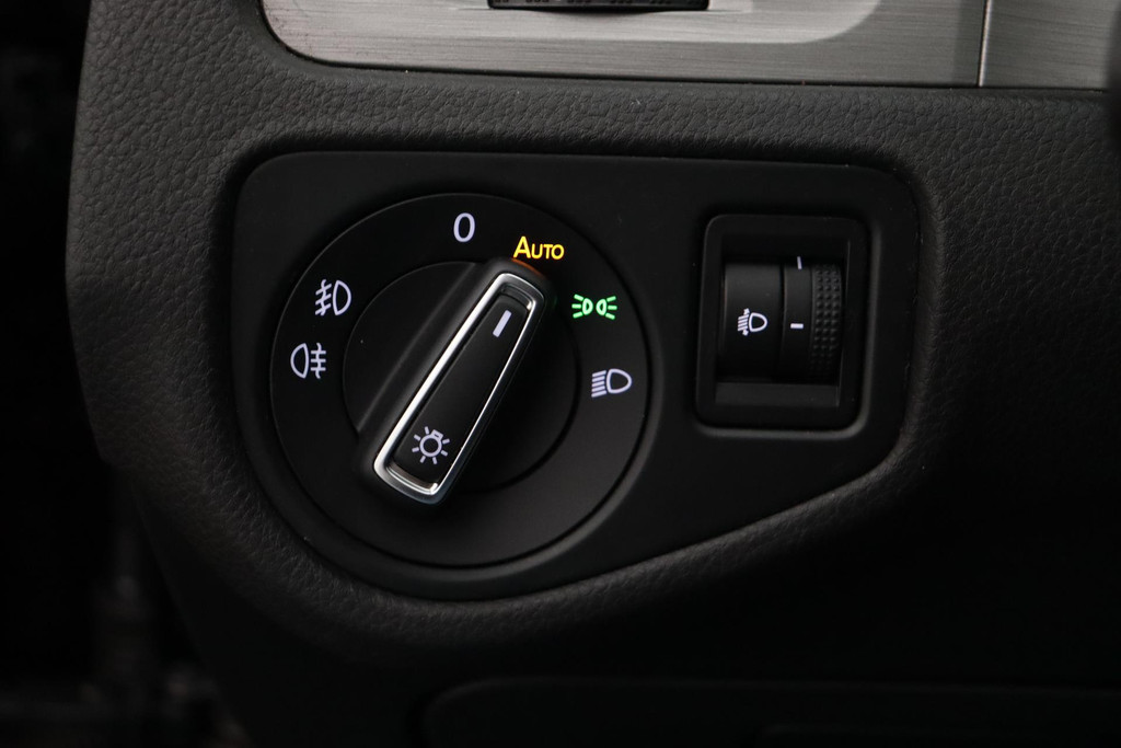 
Volkswagen GOLF Variant 1.0 TSI Comfortline Business(NL-auto,Navi, Parkeersensoren, Airco, Cruise Control, Etc) vol									