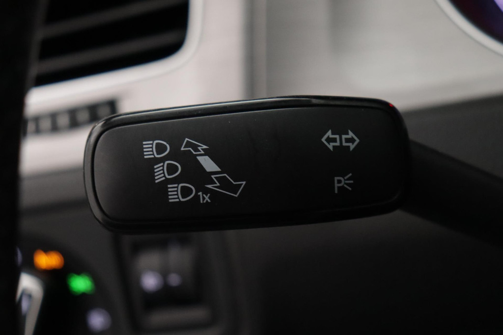 
Volkswagen GOLF Variant 1.0 TSI Comfortline Business(NL-auto,Navi, Parkeersensoren, Airco, Cruise Control, Etc) vol									