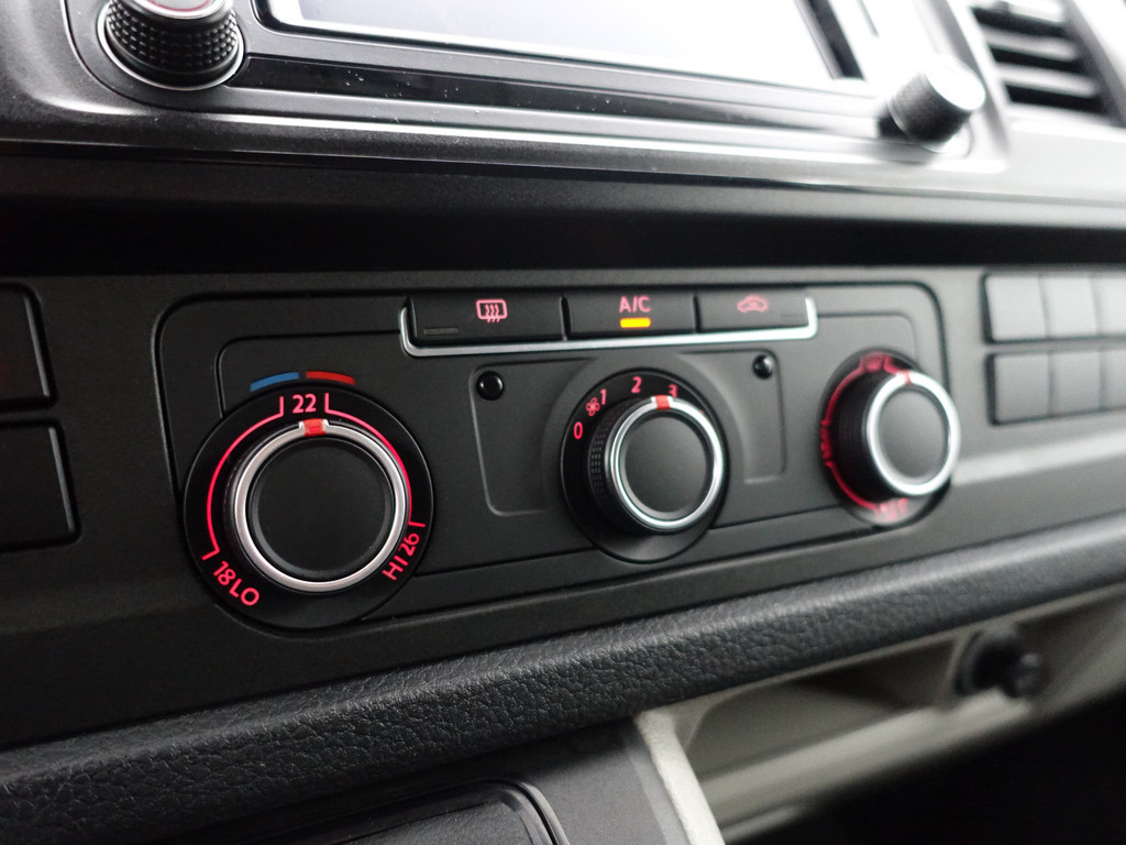 
Volkswagen Transporter 2.0 TDI 180pk L2 R Line Aut- Dubbele Cabine, 6 Pers, Park Assist, Navi, Cruise, Clima, Sidebars vol									