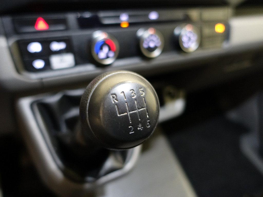 
Volkswagen Crafter 35 2.0 TDI Euro 6 L2H2 Highline 2x Schuifdeur, Navi, Camera, Ergocomfort vol									