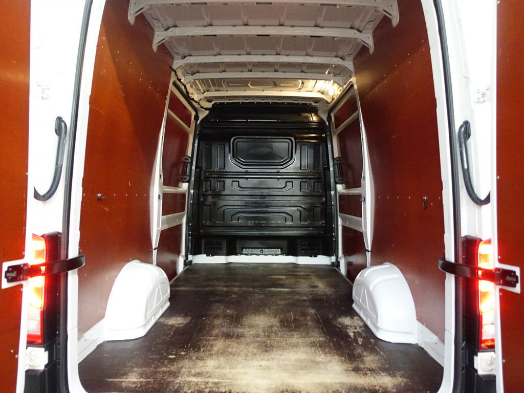 
Volkswagen Crafter 35 2.0 TDI Euro 6 L2H2 Highline 2x Schuifdeur, Navi, Camera, Ergocomfort vol									