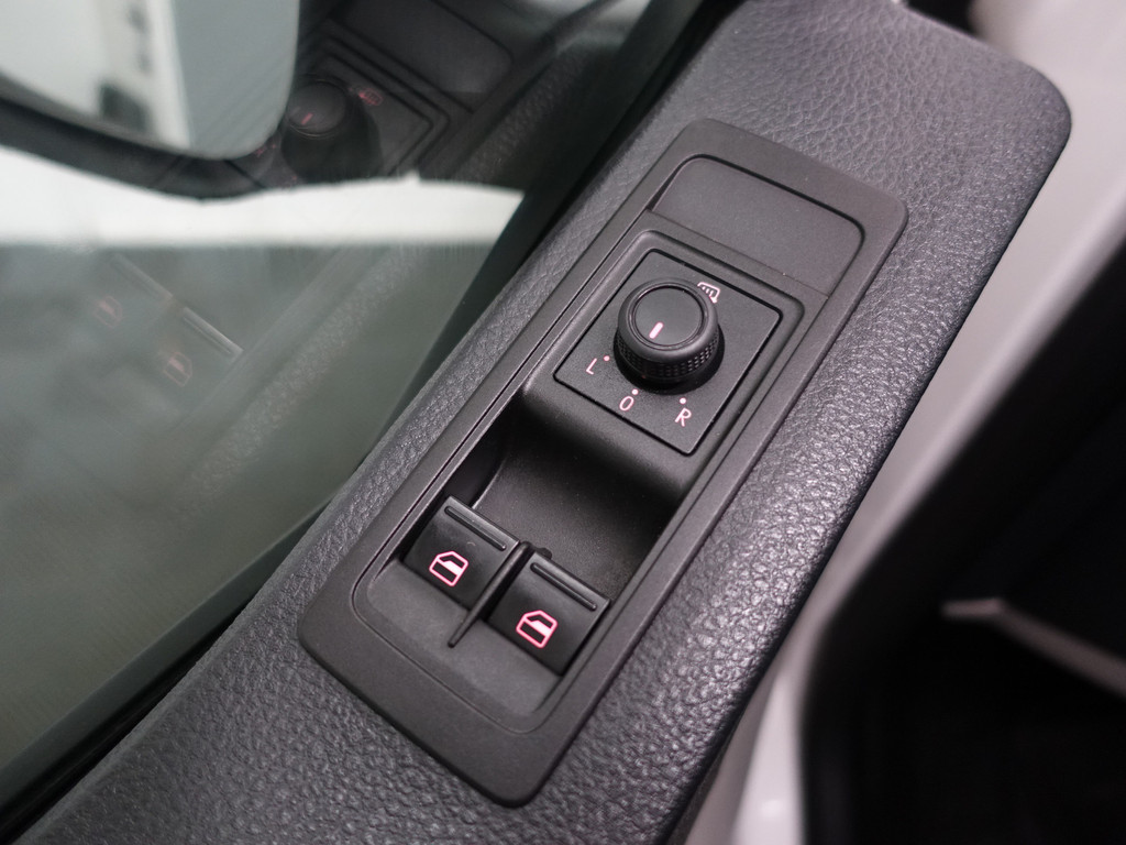 
Volkswagen Transporter 2.0 TDI Euro 6 L2 Comfortline- 3 Pers, Navi, Trekhaak, Clima, Cruise, Bluetooth Audio vol									