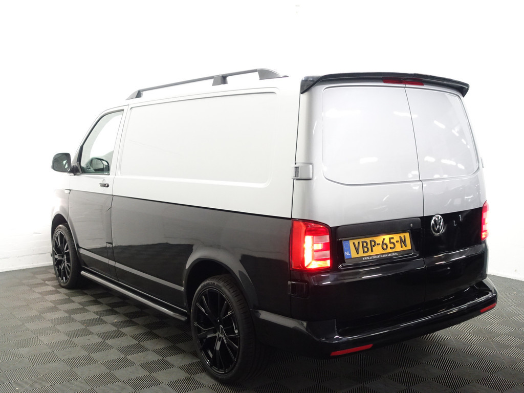 
Volkswagen Transporter 2.0 TDI Euro 6 L1 R-Line+ Two-Tone, Luxury Leder, Clima, Cruise, Grijs kenteken vol									