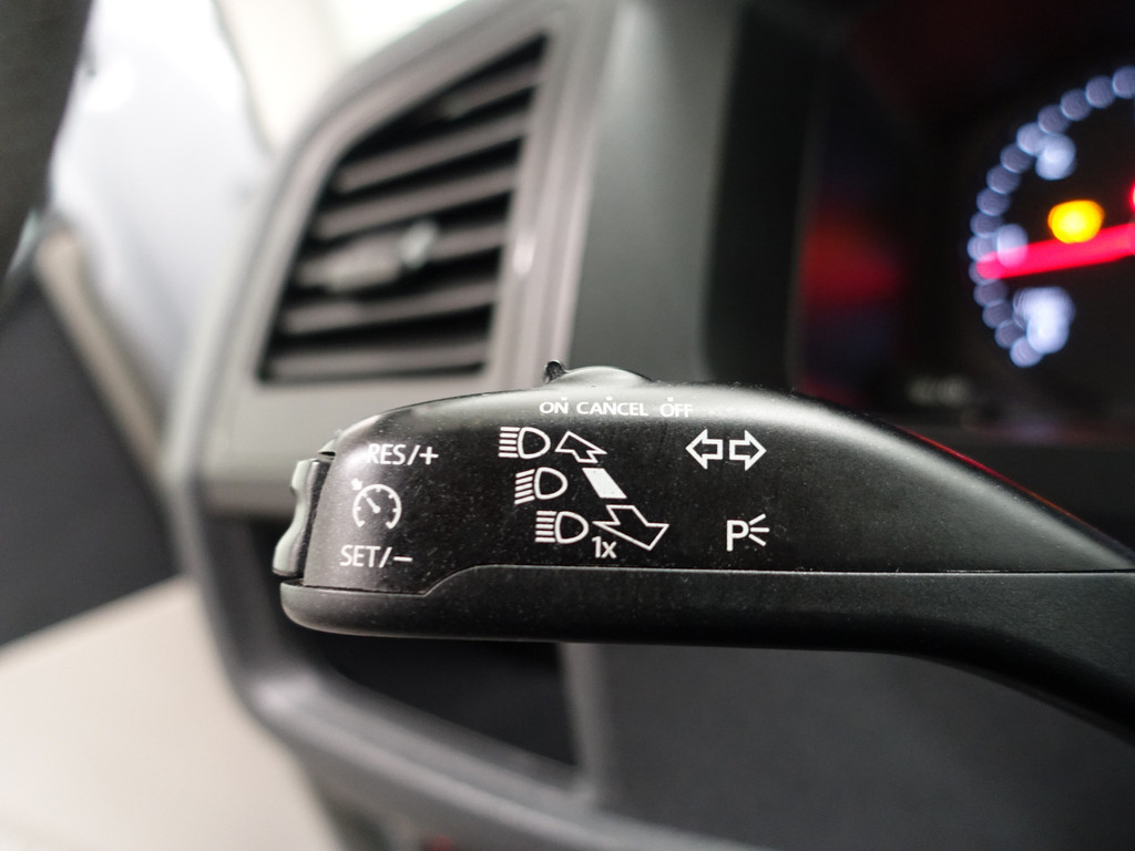 
Volkswagen Transporter 2.0 TDI Euro 6 L1 R-Line+ Two-Tone, Luxury Leder, Clima, Cruise, Grijs kenteken vol									