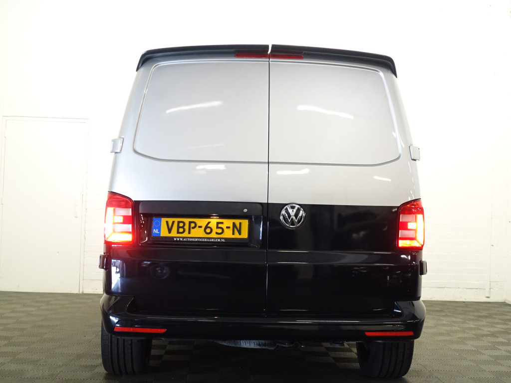 
Volkswagen Transporter 2.0 TDI Euro 6 L1 R-Line+ Two-Tone, Luxury Leder, Clima, Cruise, Grijs kenteken vol									