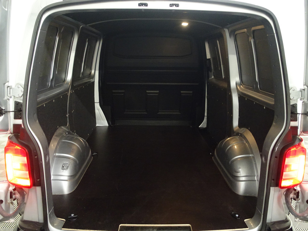 
Volkswagen Transporter 2.0 TDI Euro 6 L1 R-Line+ Two-Tone, Luxury Leder, Clima, Cruise, Grijs kenteken vol									