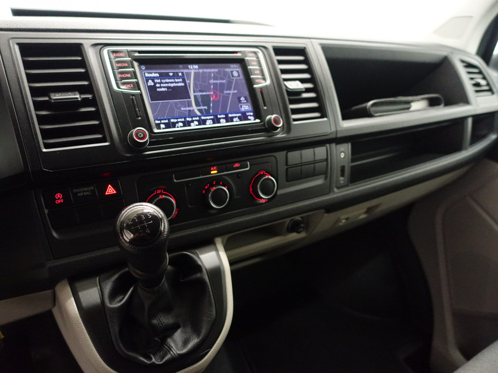 
Volkswagen Transporter 2.0 TDI Euro 6 L1 Highline – Carplay, Navi, Cruise, Clima, Grijs Kenteken vol									