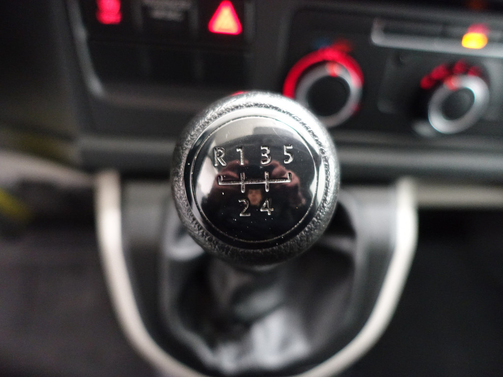 
Volkswagen Transporter 2.0 TDI Euro 6 L1 Highline – Carplay, Navi, Cruise, Clima, Grijs Kenteken vol									