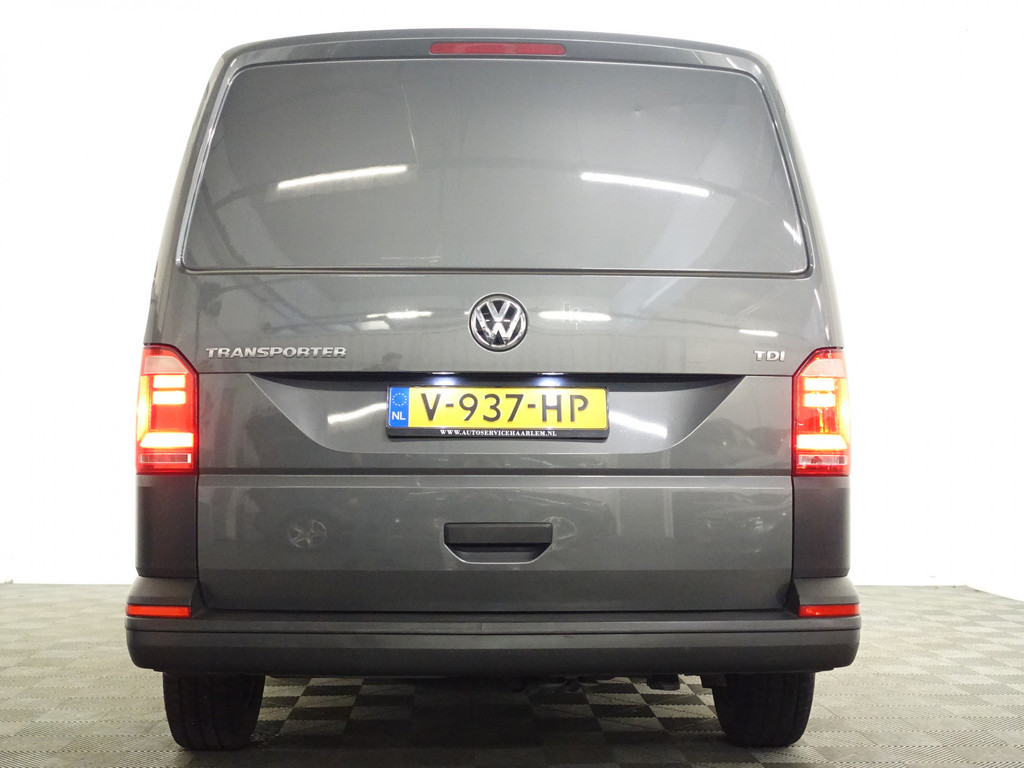 
Volkswagen Transporter 2.0 TDI Euro 6 L1 Highline – Carplay, Navi, Cruise, Clima, Grijs Kenteken vol									