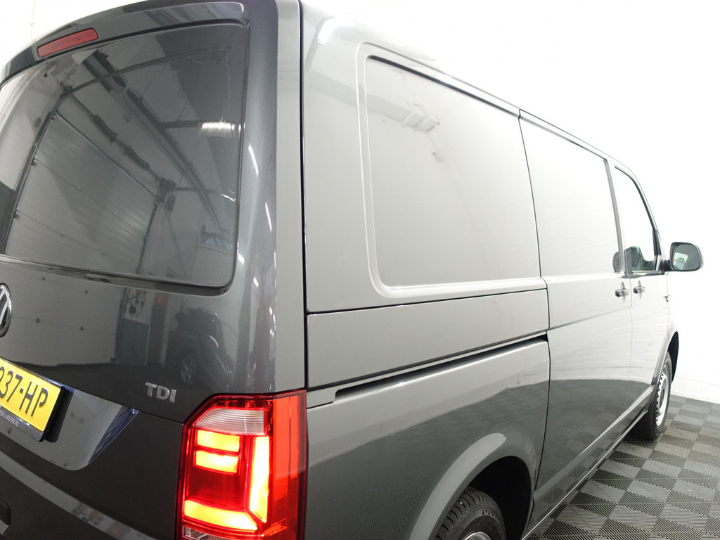 
Volkswagen Transporter 2.0 TDI Euro 6 L1 Highline – Carplay, Navi, Cruise, Clima, Grijs Kenteken vol									