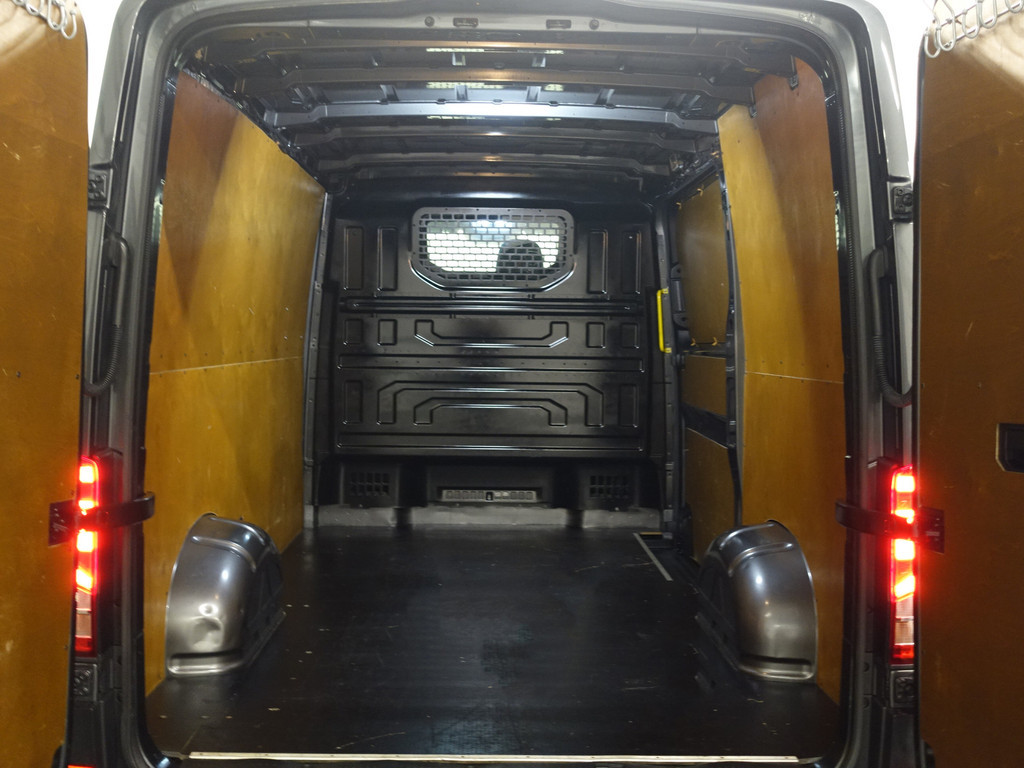 
Volkswagen Crafter 35 2.0 TDI Euro 6 L2H1 Highline+ Aut- 3 Pers, CarPlay, Ergo Comfort, Cruise, Clima, Grijs Kenteken vol									