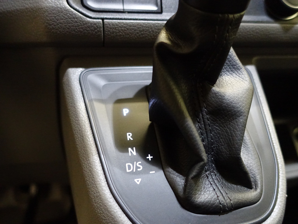 
Volkswagen Crafter 35 2.0 TDI Euro 6 L2H1 Highline+ Aut- 3 Pers, CarPlay, Ergo Comfort, Cruise, Clima, Grijs Kenteken vol									