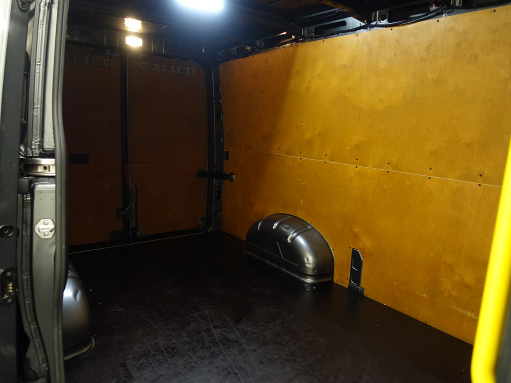 
Volkswagen Crafter 35 2.0 TDI Euro 6 L2H1 Highline+ Aut- 3 Pers, CarPlay, Ergo Comfort, Cruise, Clima, Grijs Kenteken vol									