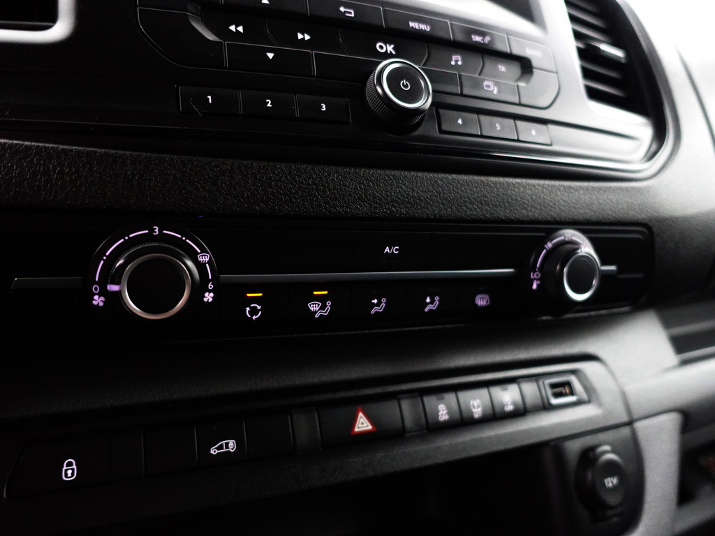 
								Peugeot Expert 231S 2.0 BlueHDI Euro 6 120 Premium Pack- Dubbele Cabine, 6 Pers, Park Assist, Trekhaak, Cruise, Clima vol									