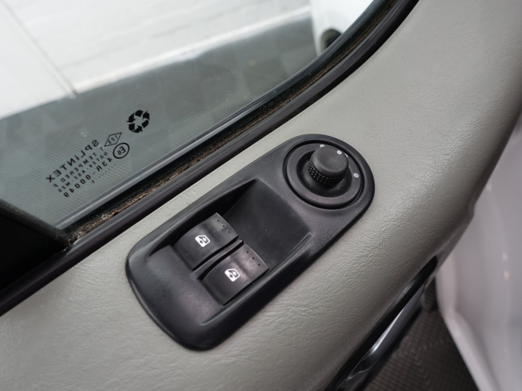 
Renault Trafic 2.0 dCi T29 L1 Aut- 3 Pers, Imperiaal, Navi, Park Assist, Cruise, Clima, Grijs Kenteken vol									