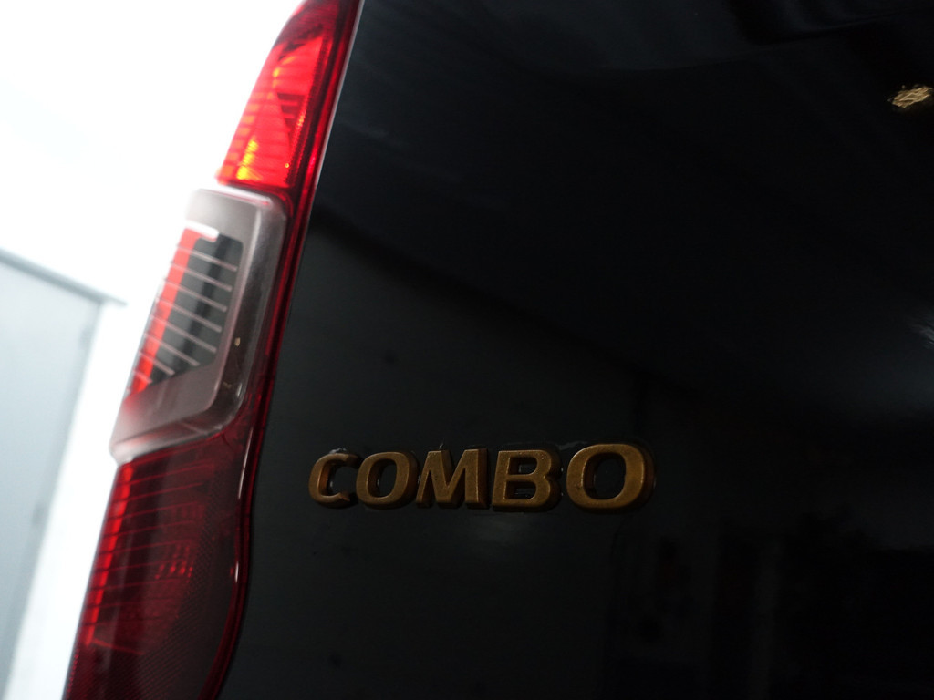 
Opel Combo 1.5D Euro 6 L2 Sport Edition- 3 Pers, Sport Leder, Stuurverwarming, Camera, Park Assist, Grijs Kenteken vol									