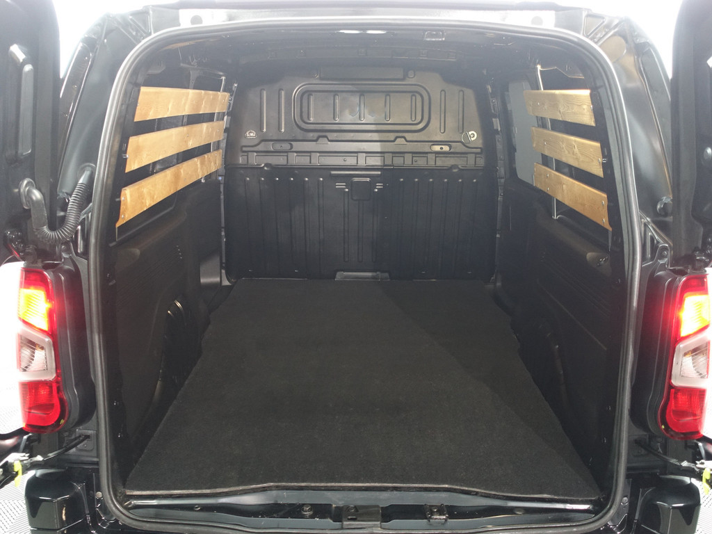 
Opel Combo 1.5D Euro 6 L2 Sport Edition- 3 Pers, Sport Leder, Stuurverwarming, Camera, Park Assist, Grijs Kenteken vol									