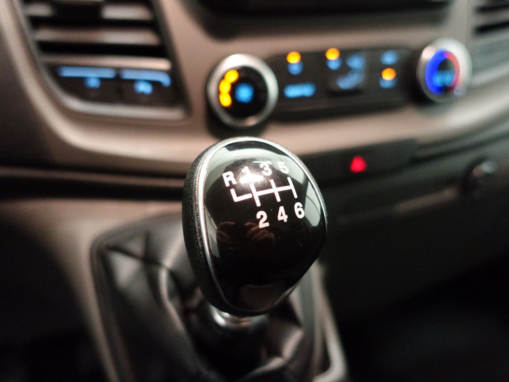 
Ford Transit Custom 320 2.0 TDCI Euro 6 Sportline- 3 Pers, Carplay, Navi, Park Assist, Cruise, Clima, Grijs Kenteken vol									