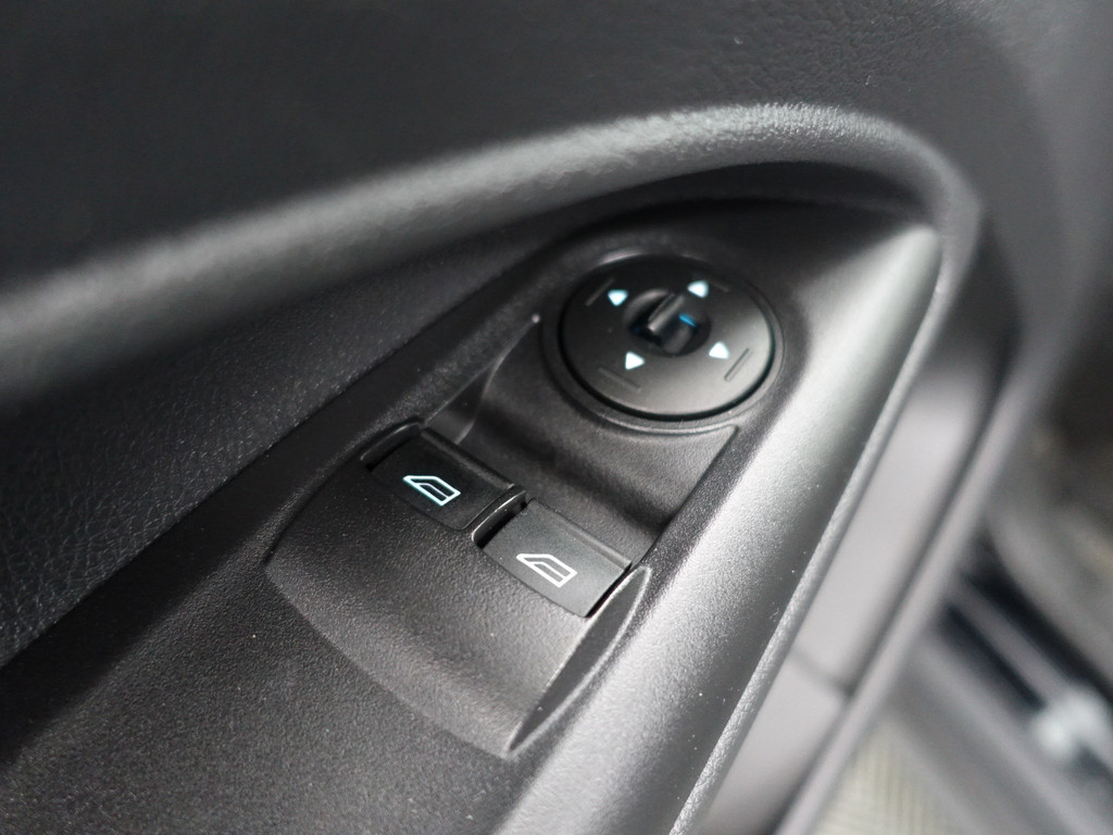 
Ford Transit Connect 1.6 TDCI L2 Sportline- 3 Pers, Stoelverwarming, Park Assist, Trekhaak, Cruise, Clima vol									