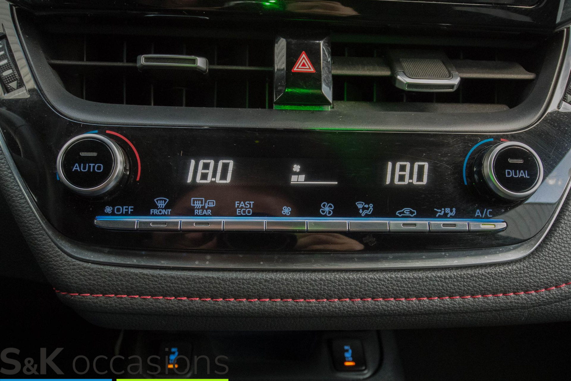 
								Toyota Corolla 1.8 Hybrid 10 jaar Garantie BI-TONE vol									