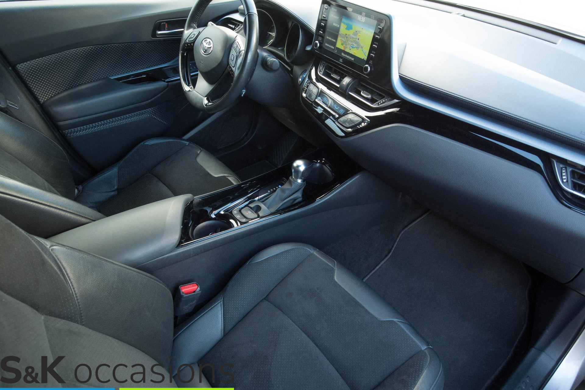 
								Toyota C-HR 1.8 Hybrid Executive BI-TONE JBLsound Leder vol									
