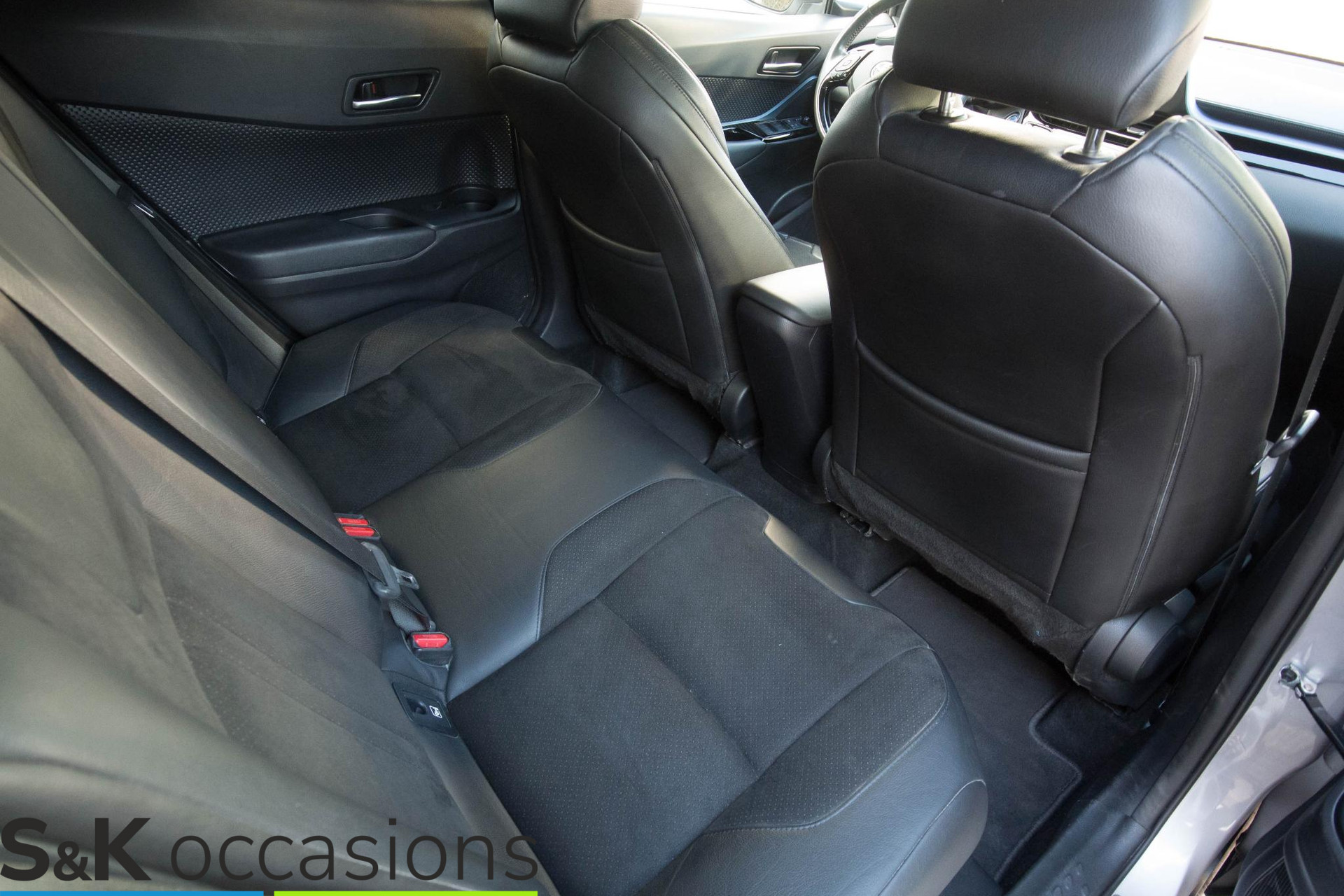
								Toyota C-HR 1.8 Hybrid Executive BI-TONE JBLsound Leder vol									