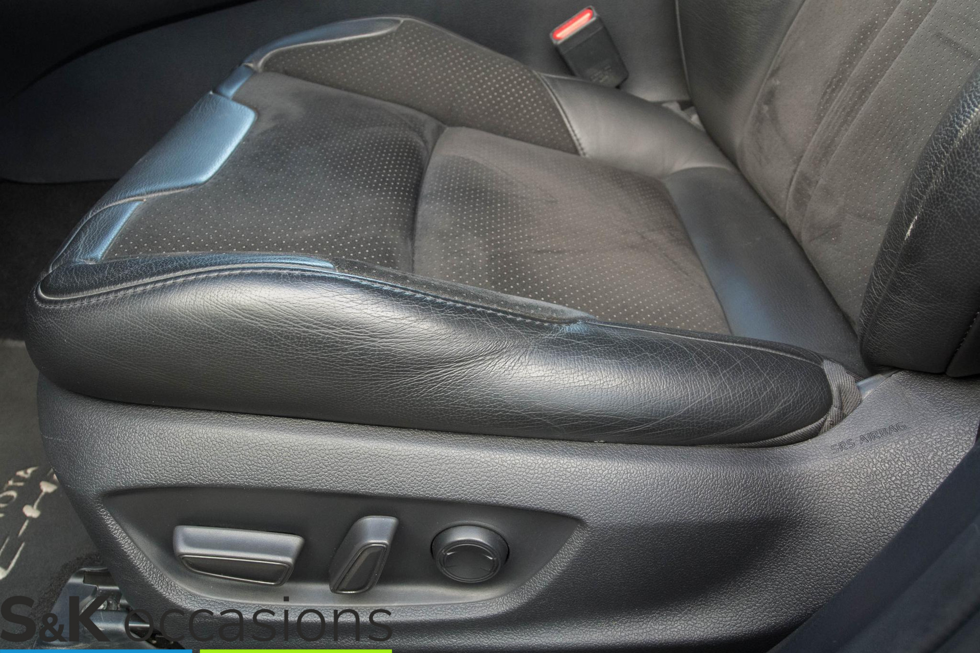 
								Toyota C-HR 1.8 Hybrid Executive BI-TONE JBLsound Leder vol									