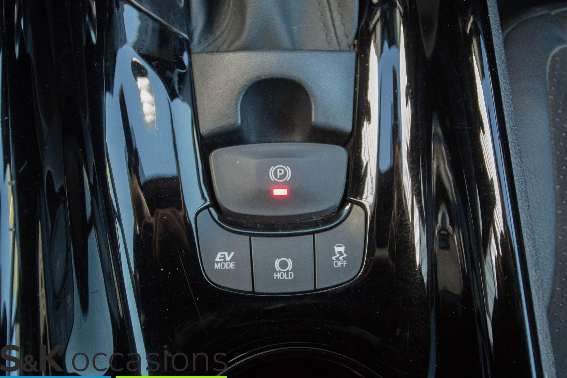
								Toyota C-HR 1.8 Hybrid Executive BI-TONE JBLsound Leder vol									