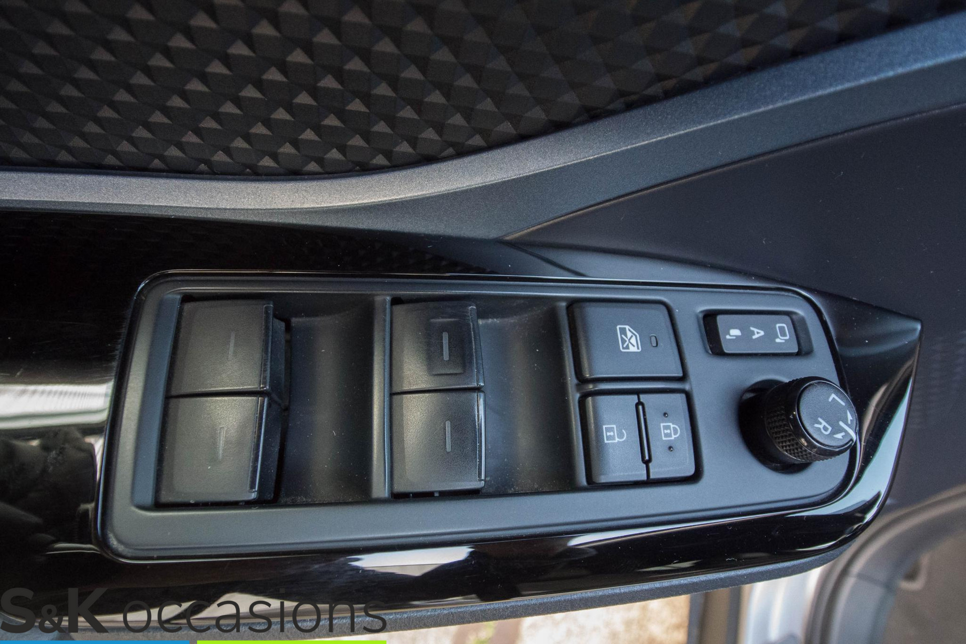
								Toyota C-HR 1.8 Hybrid Executive BI-TONE JBLsound Leder vol									