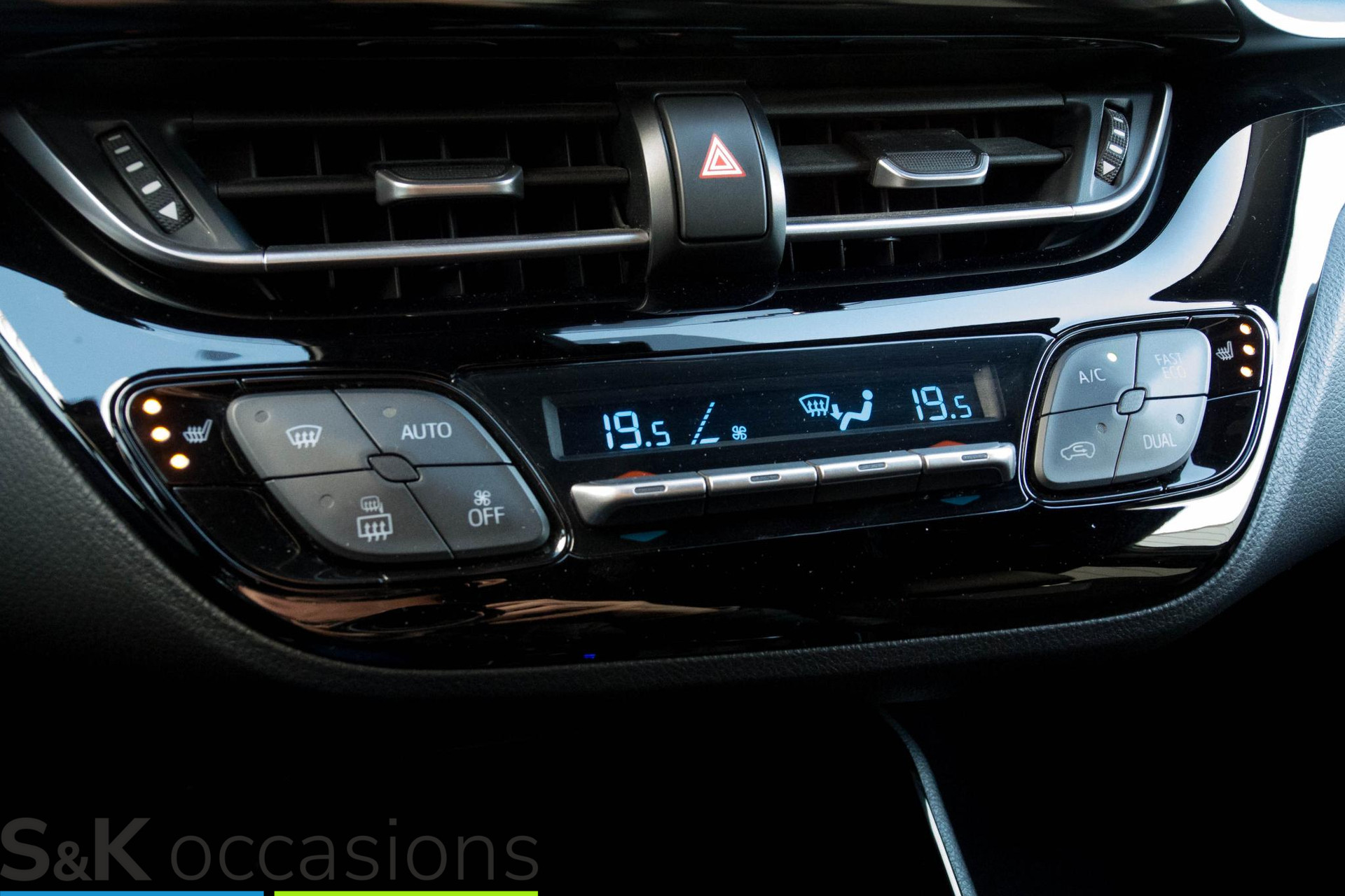 
								Toyota C-HR 1.8 Hybrid Executive BI-TONE JBLsound Leder vol									