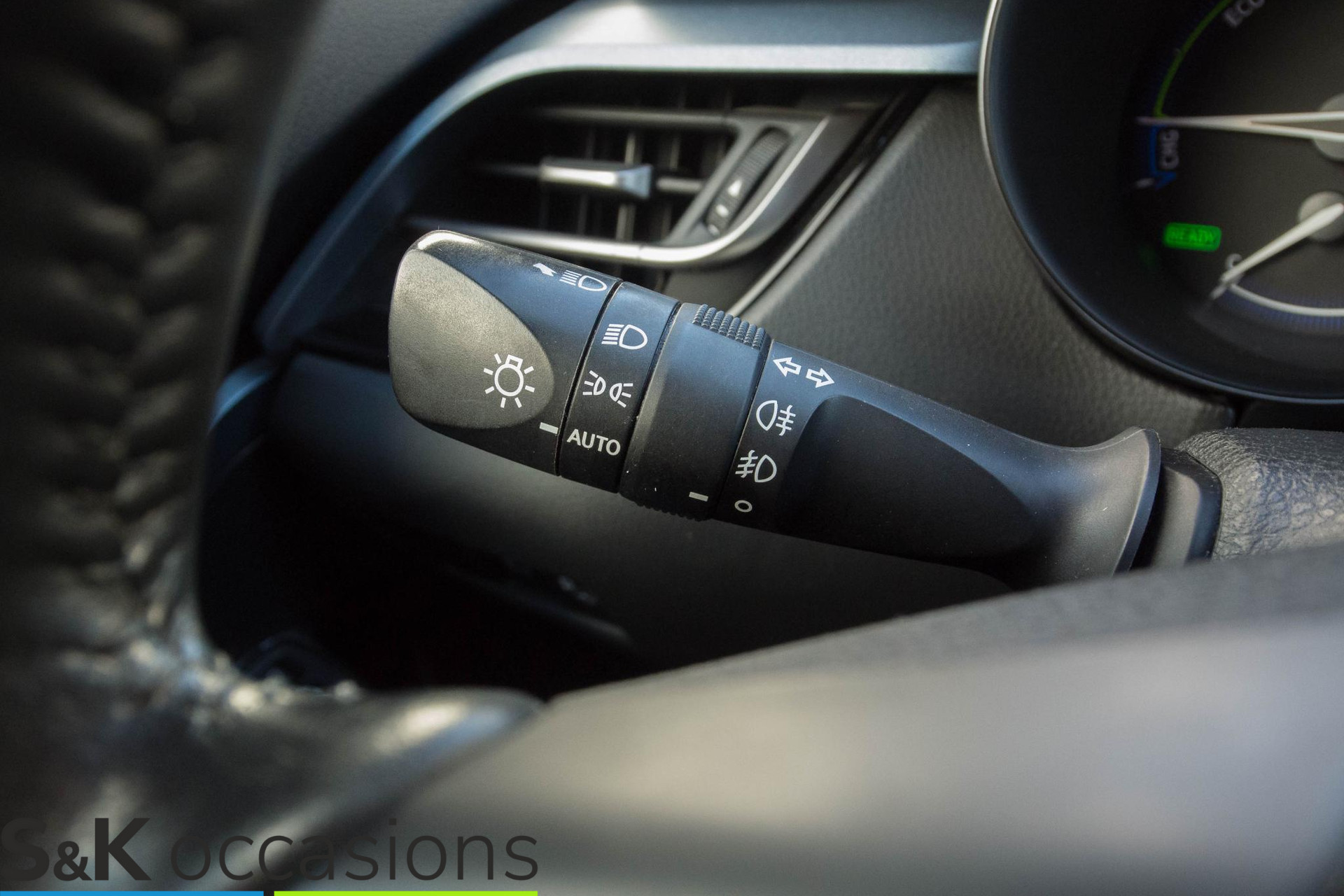 
								Toyota C-HR 1.8 Hybrid Executive BI-TONE JBLsound Leder vol									