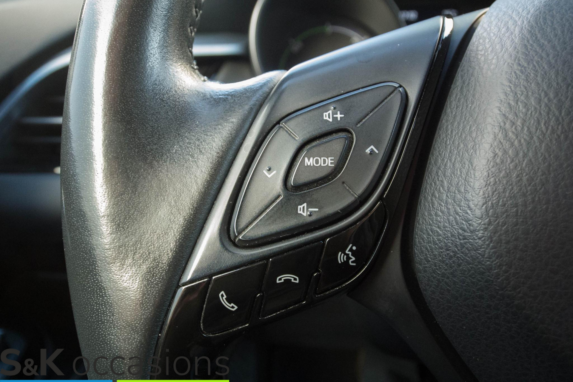 
								Toyota C-HR 1.8 Hybrid Executive BI-TONE JBLsound Leder vol									