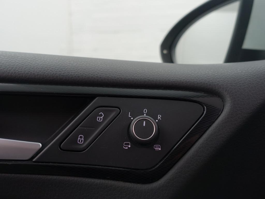 
Volkswagen Golf 1.4 TSI GTE+ Aut- Panodak, Camera, Stoelverwarming, Navi, Xenon Led vol									