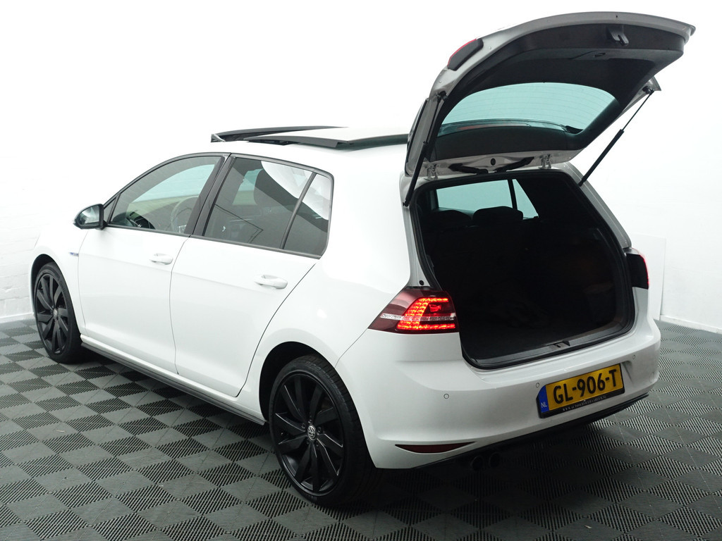 
Volkswagen Golf 1.4 TSI GTE+ Aut- Panodak, Camera, Stoelverwarming, Navi, Xenon Led vol									