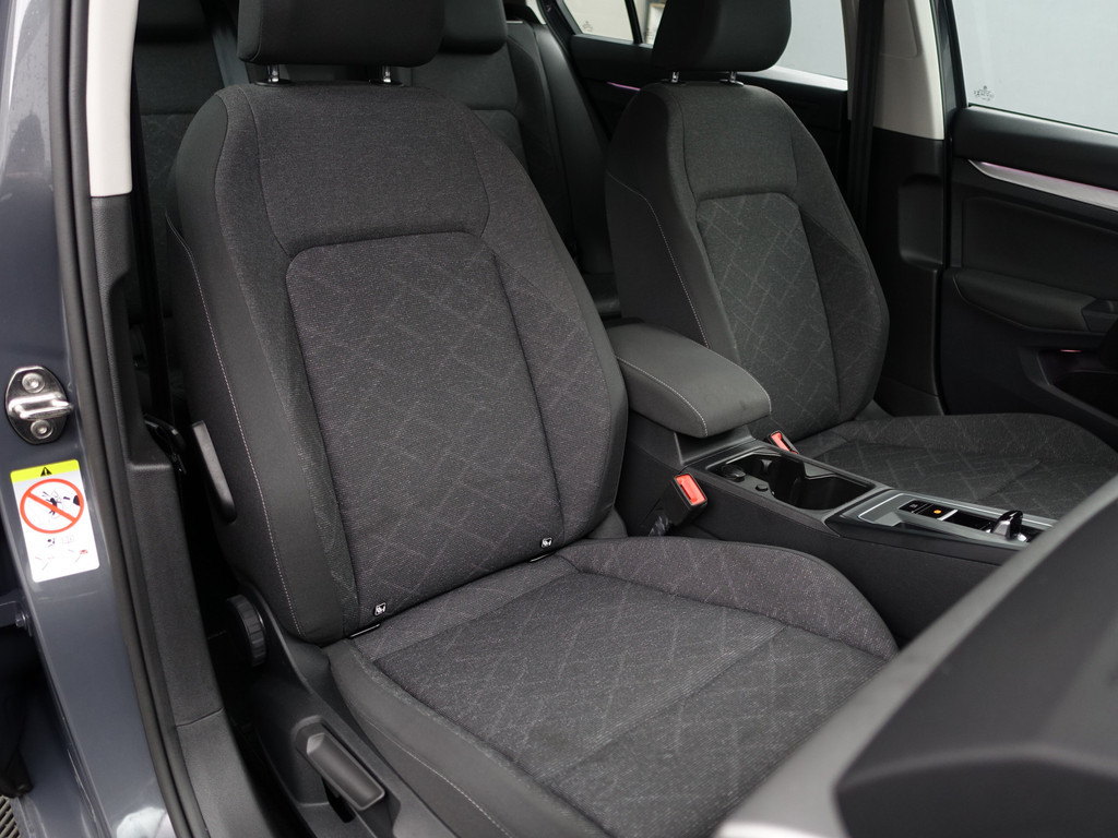 
Volkswagen Golf 1.0 eTSI Aut- Sfeerverlichting, Carplay, Park Assist, Ada Cruise, Xenon Led, Virtual Cockpit vol									