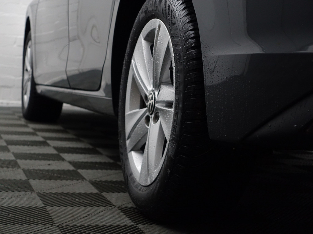 
Volkswagen Golf 1.0 eTSI Aut- Sfeerverlichting, Carplay, Park Assist, Ada Cruise, Xenon Led, Virtual Cockpit vol									