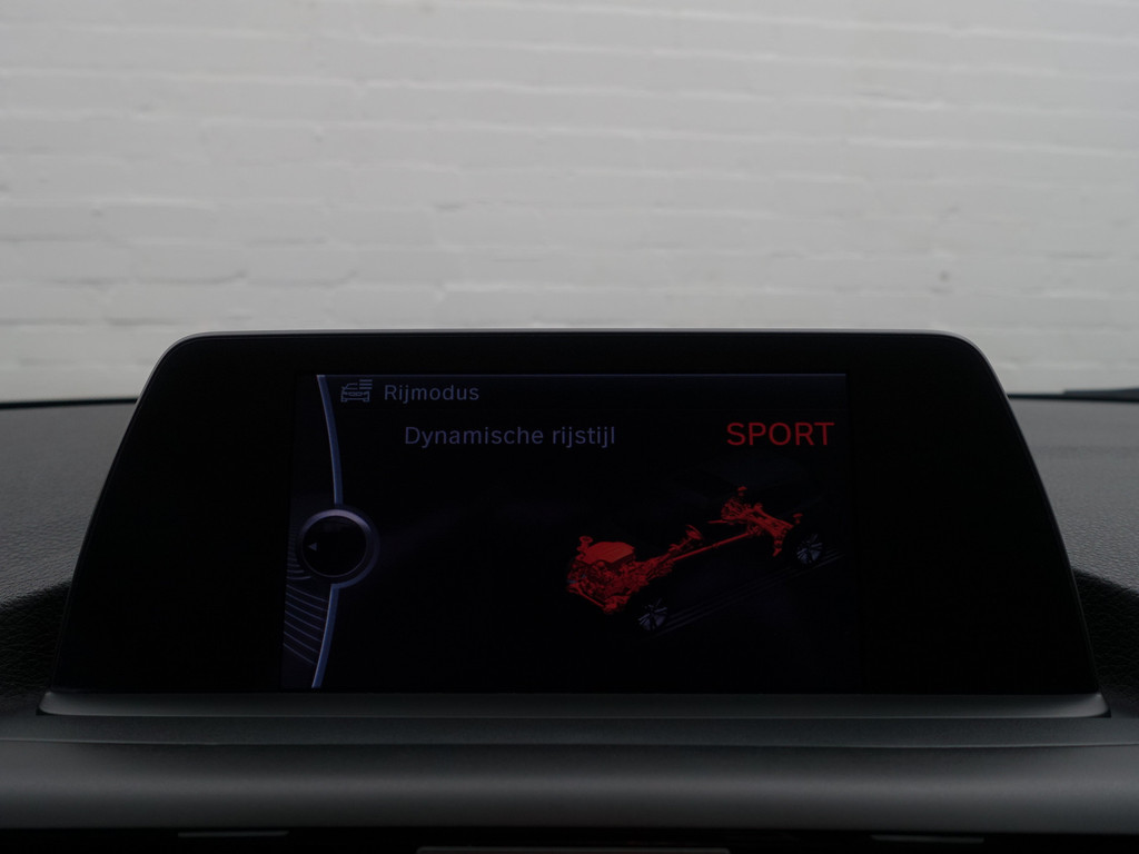 
BMW 1-serie 114i EDE High Executive Blackpack, Navi, Clima, Cruise, Dynamic Select vol									