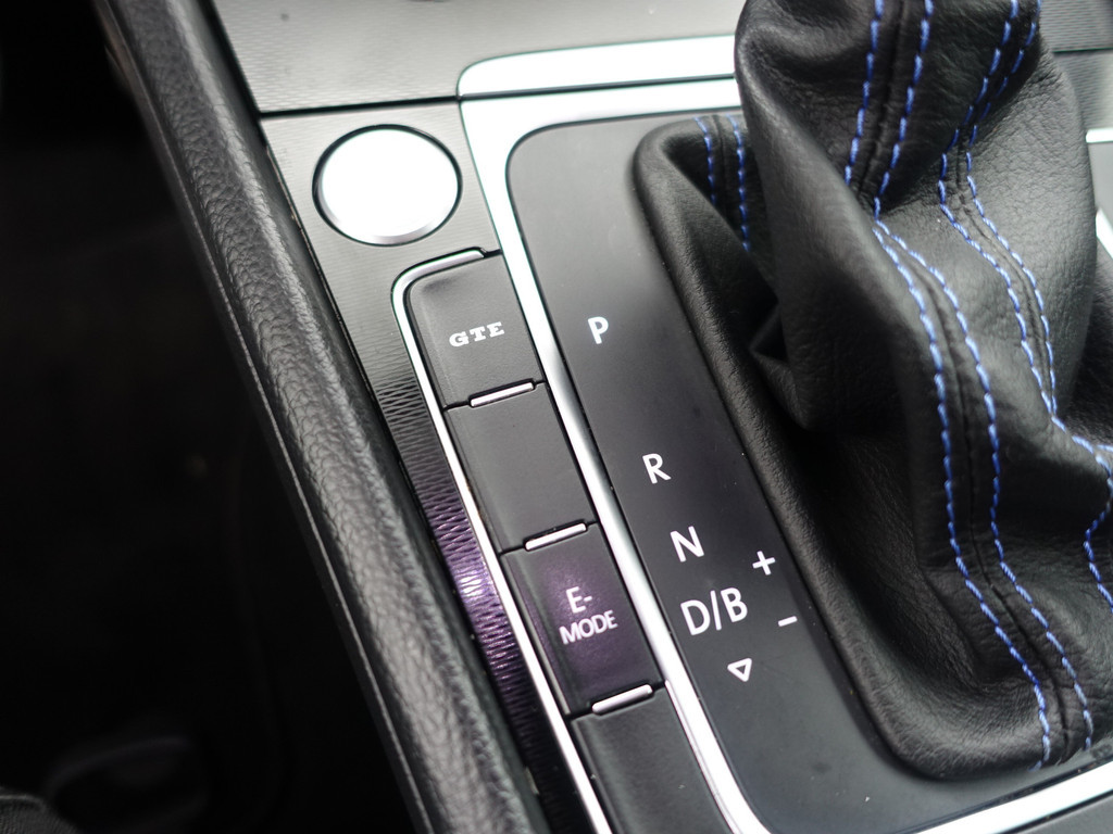 
Volkswagen Golf 1.4 TSI GTE R-Line Aut- ACC, Xenon Led, Camera, Front Assist, Park Assist vol									