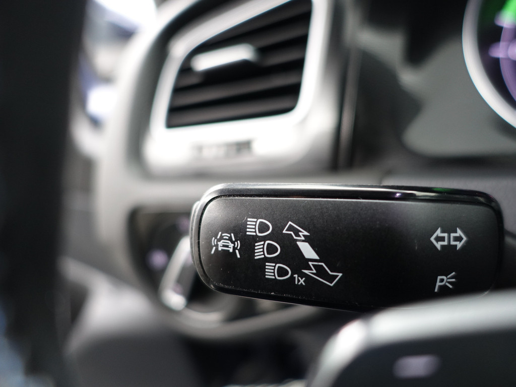 
Volkswagen Golf 1.4 TSI GTE R-Line Aut- ACC, Xenon Led, Camera, Front Assist, Park Assist vol									