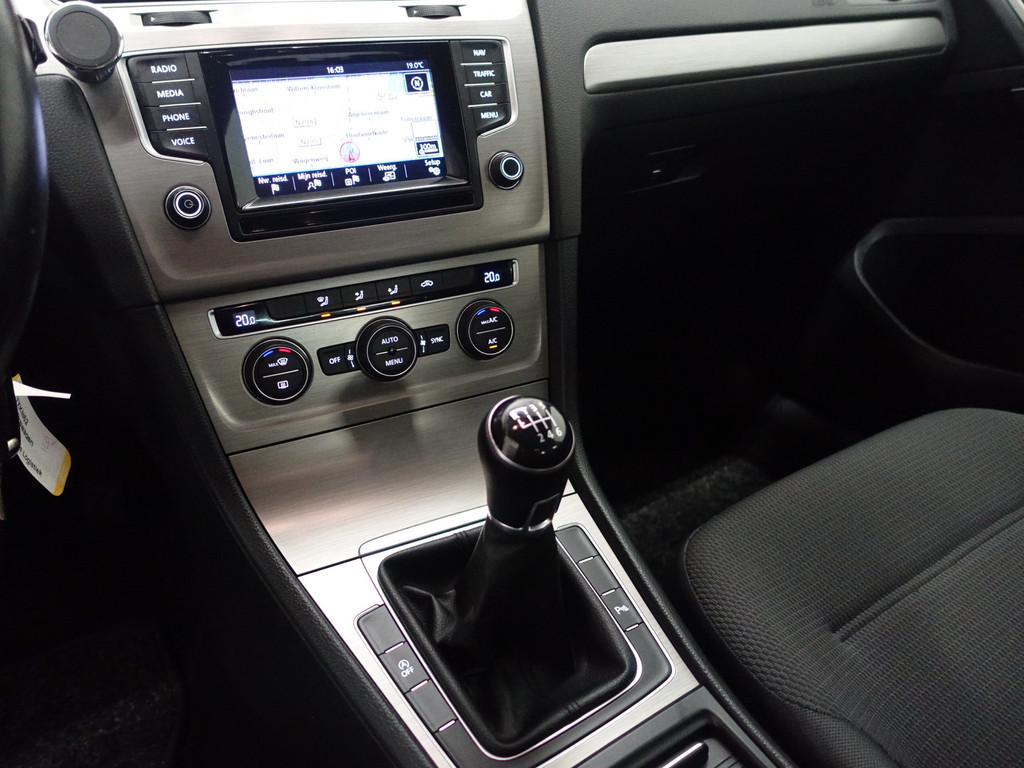 
Volkswagen Golf 1.2 TSI R-Line – Full map Navi, Cruise, PDC, ECC, LMV vol									