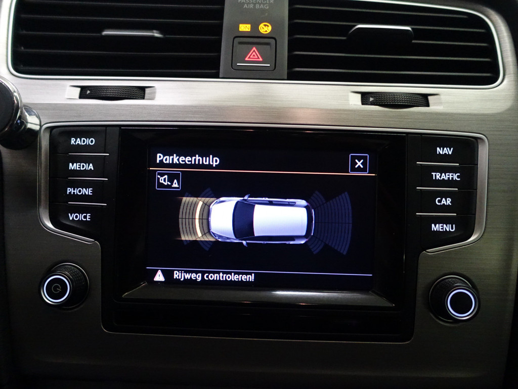 
Volkswagen Golf 1.2 TSI R-Line – Full map Navi, Cruise, PDC, ECC, LMV vol									