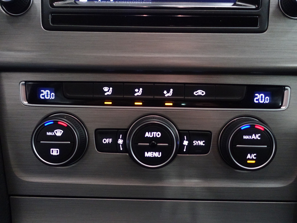 
Volkswagen Golf 1.2 TSI R-Line – Full map Navi, Cruise, PDC, ECC, LMV vol									