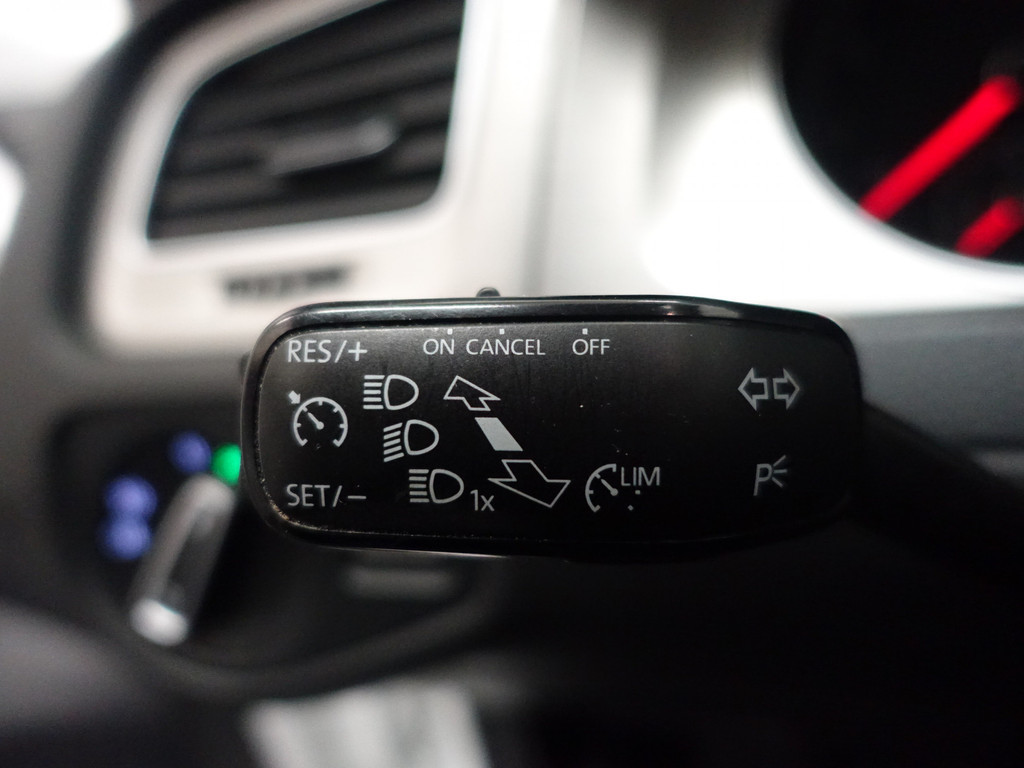 
Volkswagen Golf 1.2 TSI R-Line – Full map Navi, Cruise, PDC, ECC, LMV vol									